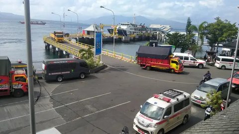 Kemacetan total terjadi di kawasan pelabuhan Ketapang Banyuwangi imbas dari pembatasan angkutan kapal di Pelabuhan  LCM Ketapang Banyuwangi (Istimewa)