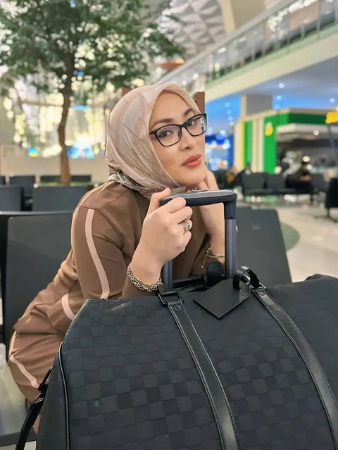 Gaya Angelina Sondakh saat di Bandara (Foto: Instagram @angelinasondakh09)
