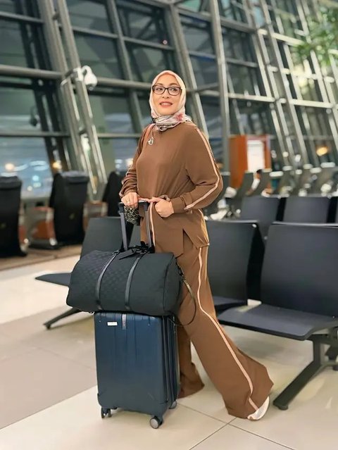 Gaya Angelina Sondakh saat di Bandara (Foto: Instagram @angelinasondakh09)