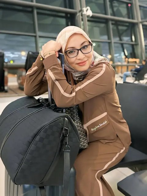 Gaya Angelina Sondakh saat di Bandara (Foto: Instagram @angelinasondakh09)