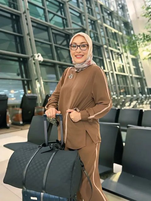 Gaya Angelina Sondakh saat di Bandara (Foto: Instagram @angelinasondakh09)