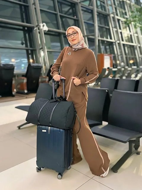 Gaya Angelina Sondakh saat di Bandara (Foto: Instagram @angelinasondakh09)