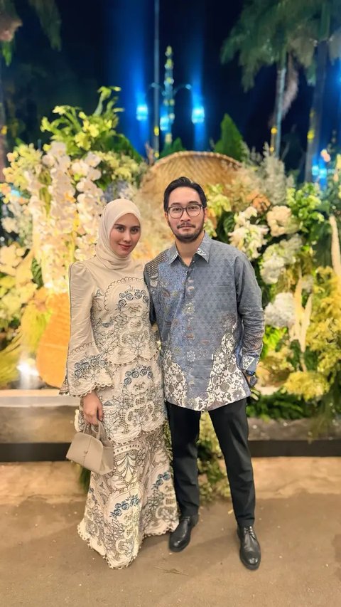 Model Gamis Bordir Syahnaz Sadiqah di Pernikahan Anak Dedi Mulyadi (Foto: Instagram @syahnazs)