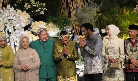 Model Gamis Bordir Syahnaz Sadiqah di Pernikahan Anak Dedi Mulyadi (Foto: Instagram @syahnazs)