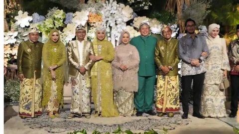 Model Gamis Bordir Syahnaz Sadiqah di Pernikahan Anak Dedi Mulyadi (Foto: Instagram @syahnazs)
