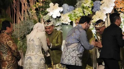 Model Gamis Bordir Syahnaz Sadiqah di Pernikahan Anak Dedi Mulyadi (Foto: Instagram @syahnazs)