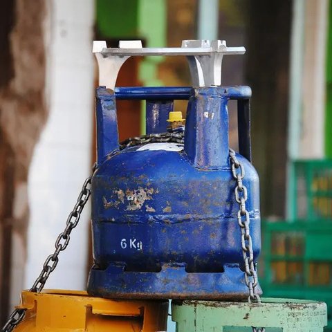 Cara Menambal Tabung Gas Bocor dengan Sabun Mandi (Image by Amnaifa Channel via Youtube.com).