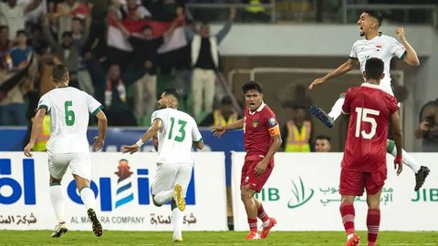 Pemain Timnas Indonesia, Jordi Amat (bawah) terjatuh saat berusaha mengadang laju pemain Irak, Aymen Hussein pada laga Grup F putaran kedua Kualifikasi Piala Dunia 2026 zona Asia di Stadio