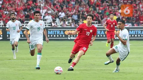 Pemain Timnas Indonesia, Jordi Amat (bawah) terjatuh saat berusaha mengadang laju pemain Irak, Aymen Hussein pada laga Grup F putaran kedua Kualifikasi Piala Dunia 2026 zona Asia di Stadio