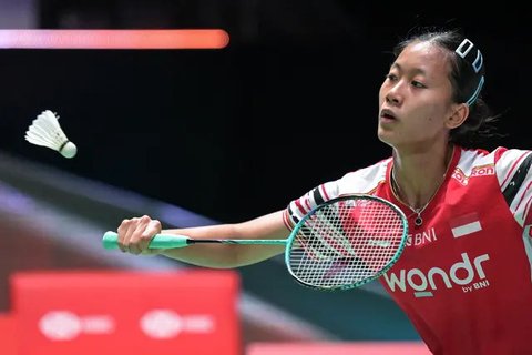 Tunggal putri Indonesia Putri Kusuma Wardani melakukan pukulan pengembalian kok ke arah Wang Zhi Yi (China) dalam pertandingan perempat final turnamen bulu tangkis Japan Open 2025 di Tokyo, 18 Juli 2025. (Richard A. Brooks/AFP)