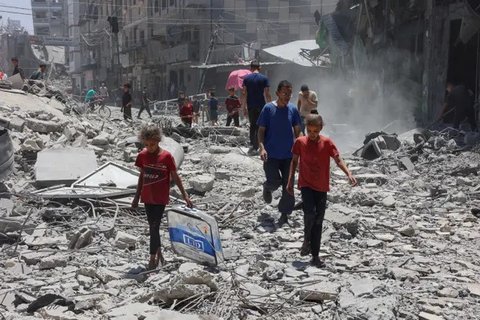 Serangan Israel terhadap satu-satunya gereja Katolik di Gaza melukai beberapa orang pada hari Kamis (17/7/2025). (Omar AL-QATTAA/AFP/AFP)