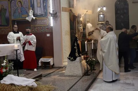 Suasana di luar Gereja Katolik Keluarga Kudus di Kota Gaza pada 24 Desember 2021. (Dok. AP/Adel Hana, arsip)