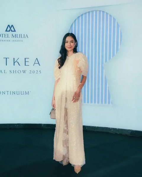 Artis hadir di Artkea Annual Show 2025, tampil menawan dengan outfit brokat. [IG: @wanda_haraa]