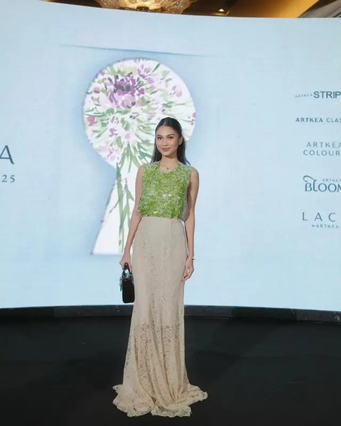 Artis hadir di Artkea Annual Show 2025, tampil menawan dengan outfit brokat. [IG: @wanda_haraa]
