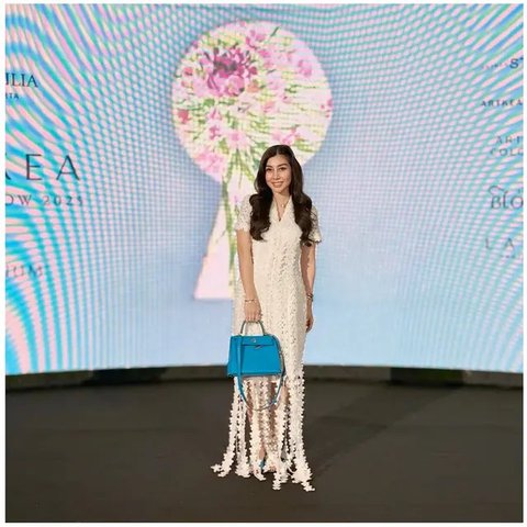Artis hadir di Artkea Annual Show 2025, tampil menawan dengan outfit brokat. [IG: @wanda_haraa]