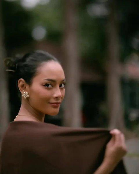 Melihat gaya Erika Carlina naik motor pakai kebaya (@eri.carl)