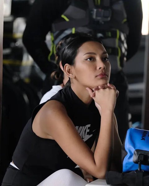Melihat gaya Erika Carlina naik motor pakai kebaya (@eri.carl)