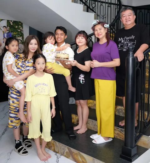 Potret Kedekatan Sarwendah dengan Mendiang Ayah (Instagram/@sarwendah29)