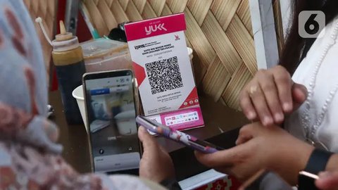 Karyawan menghitung uang kertas rupiah yang rusak di tempat penukaran uang rusak di Gedung Bank Indonessia, Jakarta (4/4). Selain itu BI juga meminta masyarakat agar menukarkan uang yang suda