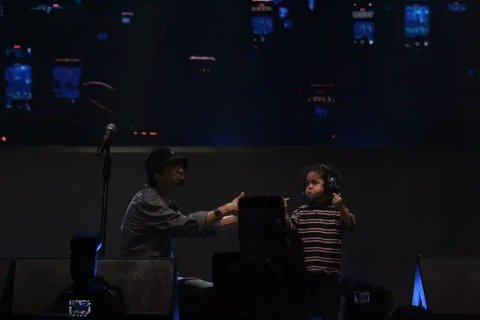 Duta Sheila On 7 berinteraksi dengan para penonton di Sky Avenue 2025 di Istora Senayan, Jakarta pada Sabtu (19/07/2025). (Foto: Liputan6/Vindy Therecia)