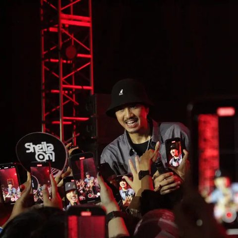 Duta Sheila On 7 berinteraksi dengan para penonton di Sky Avenue 2025 di Istora Senayan, Jakarta pada Sabtu (19/07/2025). (Foto: Liputan6/Vindy Therecia)