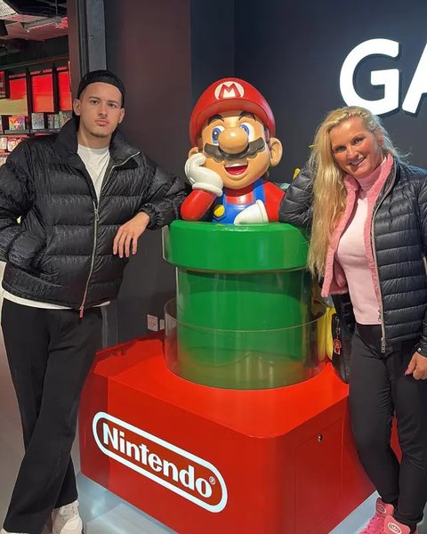 Gaya Fashion Ibunda Justin Hubner, Penampilannya di Ulang Tahun Jennifer Coppen Curi Perhatian (sumber: Instagram/brigittehubner25)