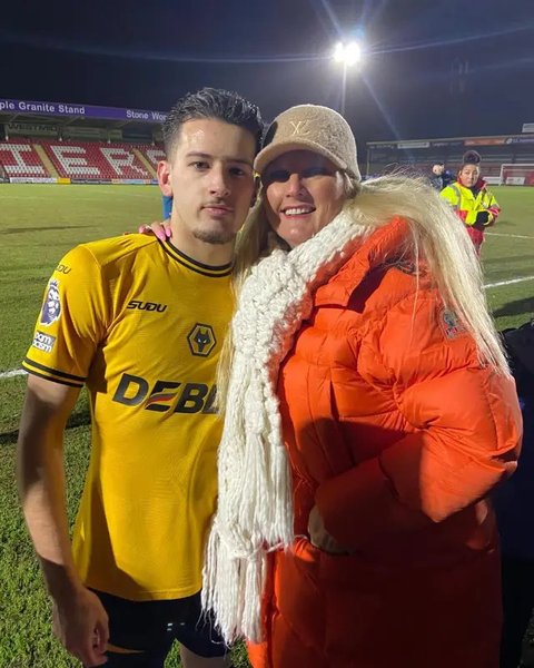 Gaya Fashion Ibunda Justin Hubner, Penampilannya di Ulang Tahun Jennifer Coppen Curi Perhatian (sumber: Instagram/brigittehubner25)
