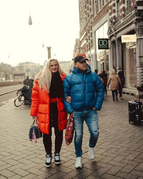 Gaya Fashion Ibunda Justin Hubner, Penampilannya di Ulang Tahun Jennifer Coppen Curi Perhatian (sumber: Instagram/brigittehubner25)