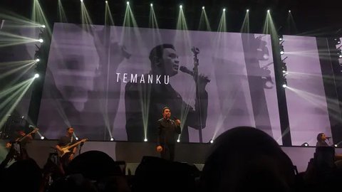 Tulus saat tampil di ajang Skyavenue 2025, yang digelar di Istora Senayan, Jakarta (19/7/2025). (Liputan6.com/Tsabitah Ashilah)