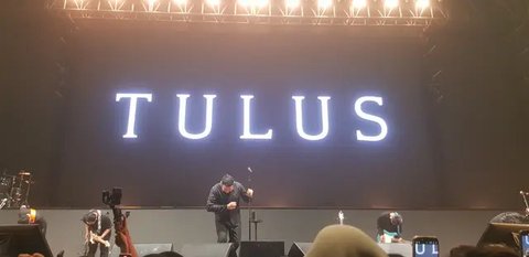 Tulus saat tampil di ajang Skyavenue 2025, yang digelar di Istora Senayan, Jakarta (19/7/2025). (Liputan6.com/Tsabitah Ashilah)