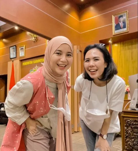 Model Baju Batik Hijab Kekinian Chaca Frederica (Foto: Instagram @chafrederica)