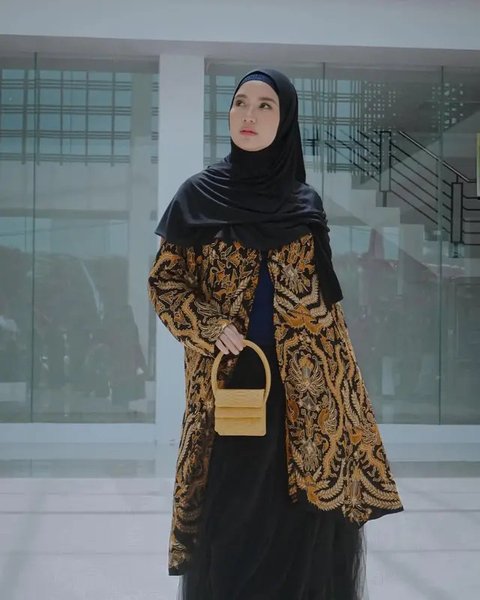 Model Baju Batik Hijab Kekinian Chaca Frederica (Foto: Instagram @chafrederica)