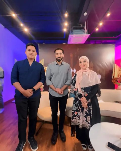 Model Baju Batik Hijab Kekinian Chaca Frederica (Foto: Instagram @chafrederica)