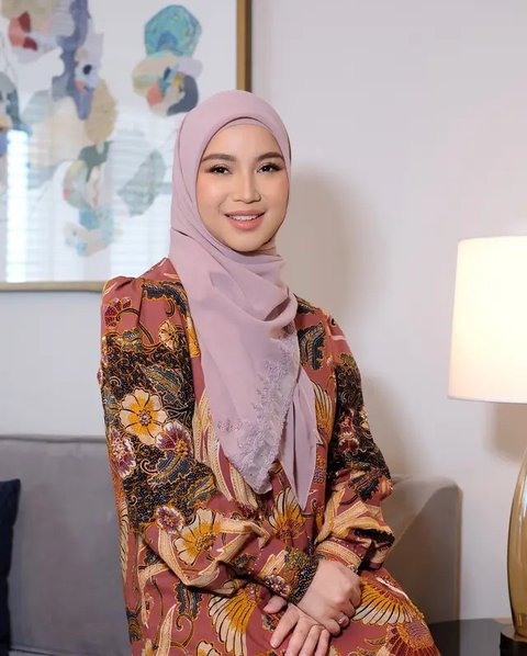Model Baju Batik Hijab Kekinian Chaca Frederica (Foto: Instagram @chafrederica)