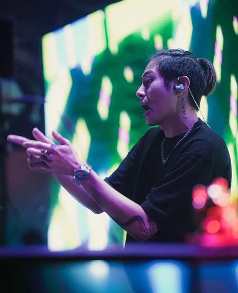 Gaya Rambut DJ Panda dengan Potongan Man Bun Undercut (Foto: Instagram @djpanda_official)