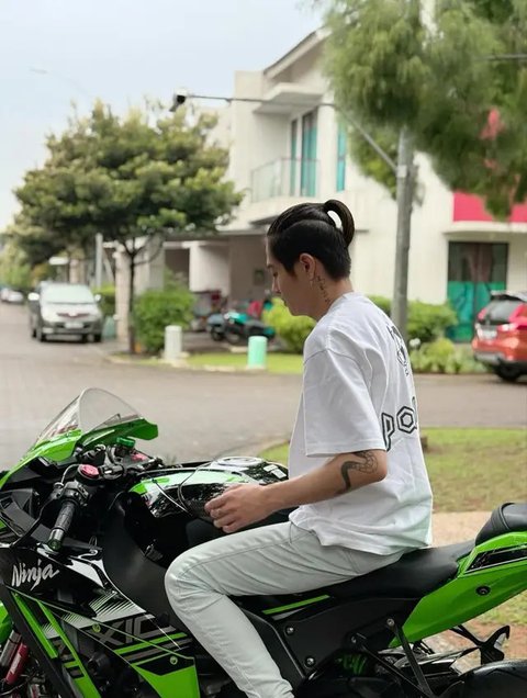 Gaya Rambut DJ Panda dengan Potongan Man Bun Undercut (Foto: Instagram @djpanda_official)