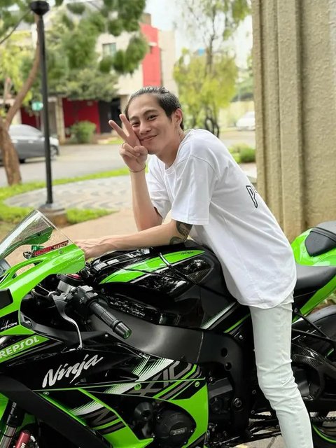 Gaya Rambut DJ Panda dengan Potongan Man Bun Undercut (Foto: Instagram @djpanda_official)