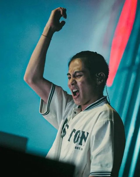 Gaya Rambut DJ Panda dengan Potongan Man Bun Undercut (Foto: Instagram @djpanda_official)