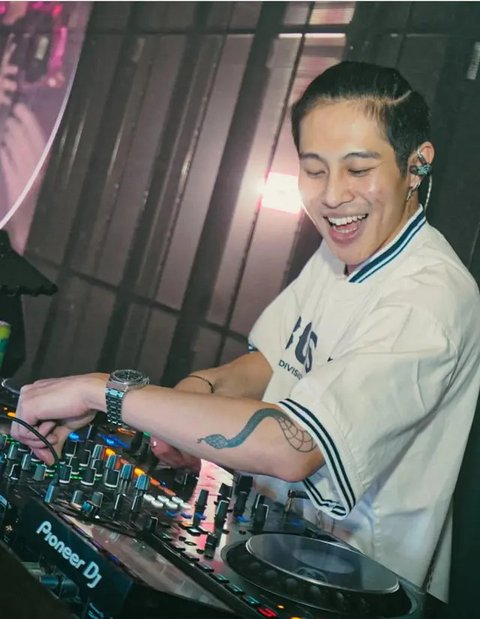 Gaya Rambut DJ Panda dengan Potongan Man Bun Undercut (Foto: Instagram @djpanda_official)
