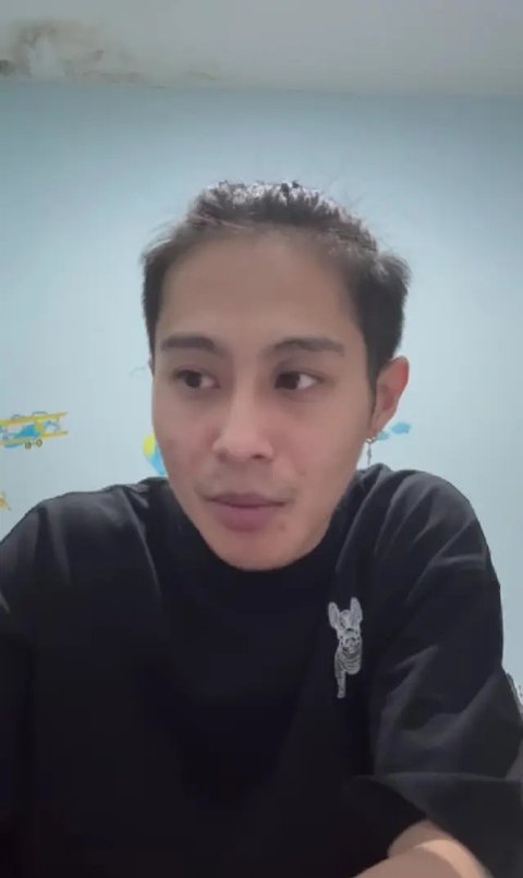 Gaya Rambut DJ Panda dengan Potongan Man Bun Undercut (Foto: Instagram @djpanda_official)