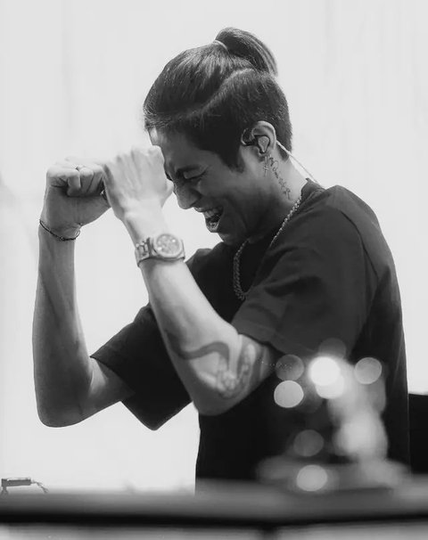 Gaya Rambut DJ Panda dengan Potongan Man Bun Undercut (Foto: Instagram @djpanda_official)