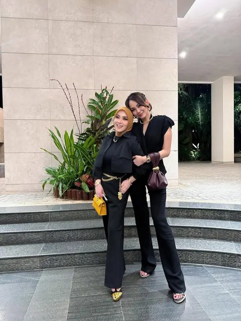 Gaya Syahrini Nonton Konser Cakra Khan di Singapura (@princessyahrini)