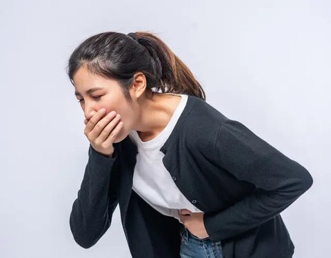 Makan makanan pedas secara berlebihan bisa mengakibatkan banyak sekali masalah pencernaan, salah satunya sakit mag. Karena makanan pedas dapat memperparah gejala nyeri ulu hati dan refluks as