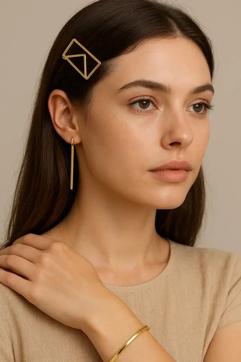 Model Headpiece, Anting, dan Gelang/AI