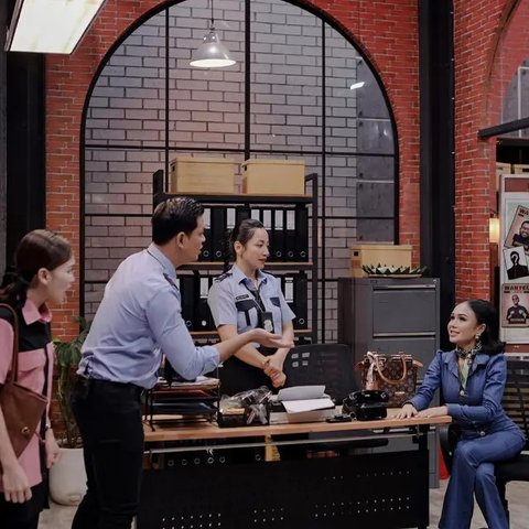 Gaya Yuni Shara yang Awet Muda di Usia 53