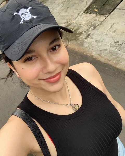 Strolling Look Versi Sitha Marino (Instagram/@sithamarino)