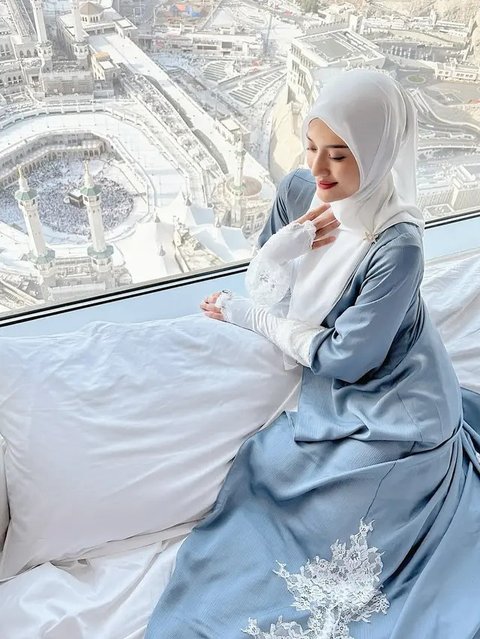 Gaya Annisa Aziza Pakai Hijab dan Baju Syar'i saat Umroh, Tampil Anggun dan Memukau (sumber: Instagram/anissaaziza)