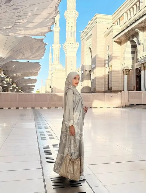 Gaya Annisa Aziza Pakai Hijab dan Baju Syar'i saat Umroh, Tampil Anggun dan Memukau (sumber: Instagram/anissaaziza)