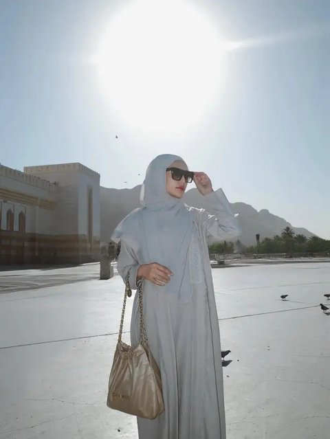 Gaya Annisa Aziza Pakai Hijab dan Baju Syar'i saat Umroh, Tampil Anggun dan Memukau (sumber: Instagram/anissaaziza)