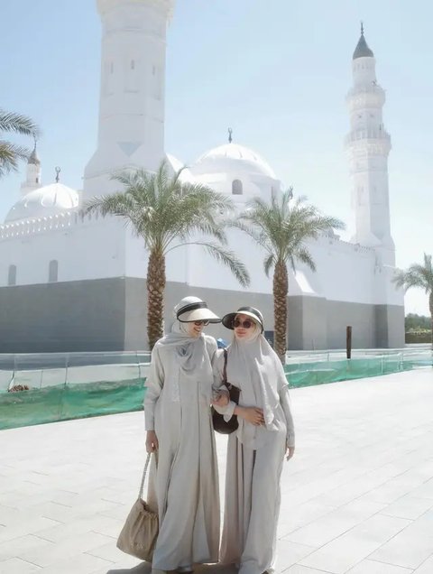 Gaya Annisa Aziza Pakai Hijab dan Baju Syar'i saat Umroh, Tampil Anggun dan Memukau (sumber: Instagram/anissaaziza)